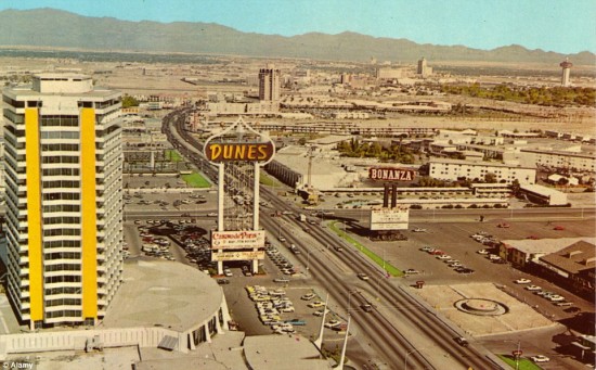 2AE05B1B00000578-3176030-First_glimmer_The_main_strip_in_Las_Vegas_during_the_golden_era_-m-27_1438199602833