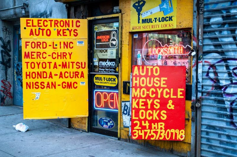 second avenue nyc 2007. photo by paul vlachos