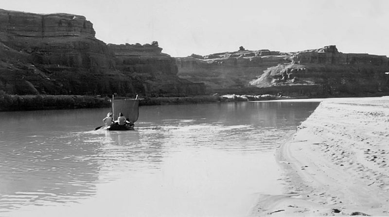 1949 Cataract Trip sailing on slow water