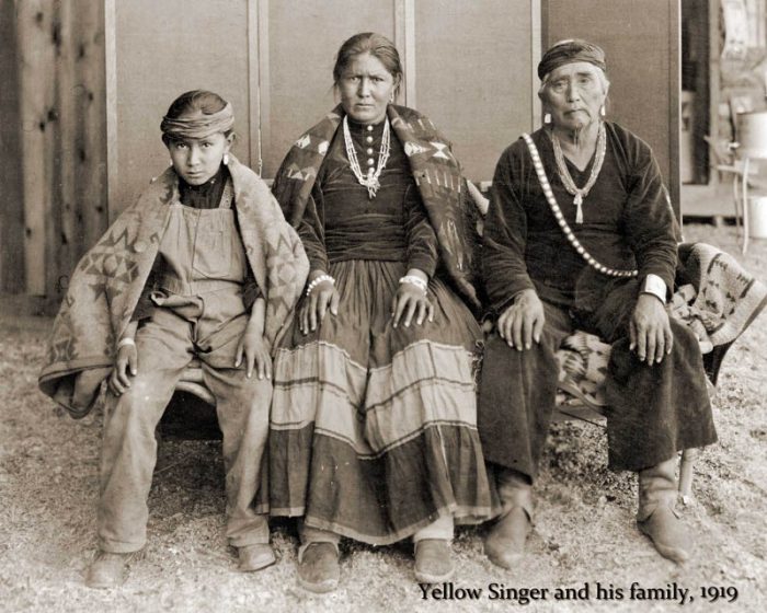 Yellow Singer, aka Sam Chief, on the right